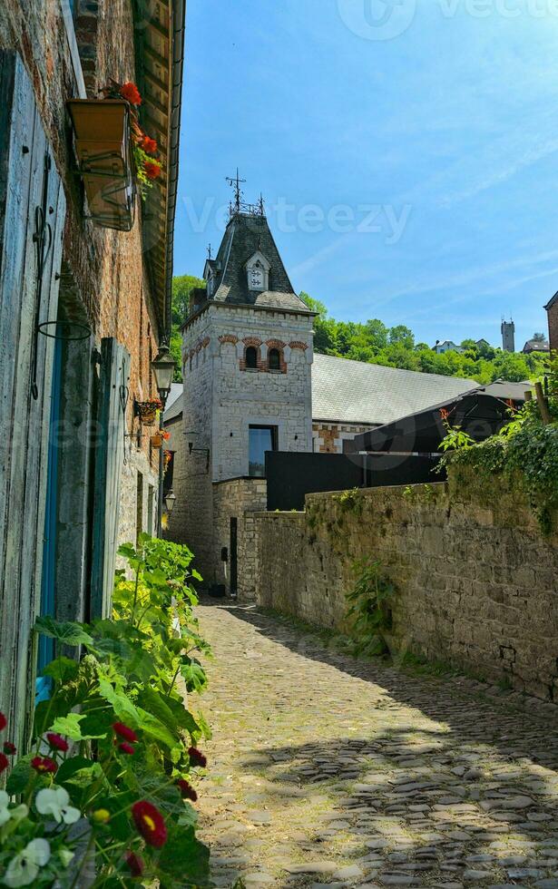 caminho dentro a histórico Belga Cidade durbuy foto