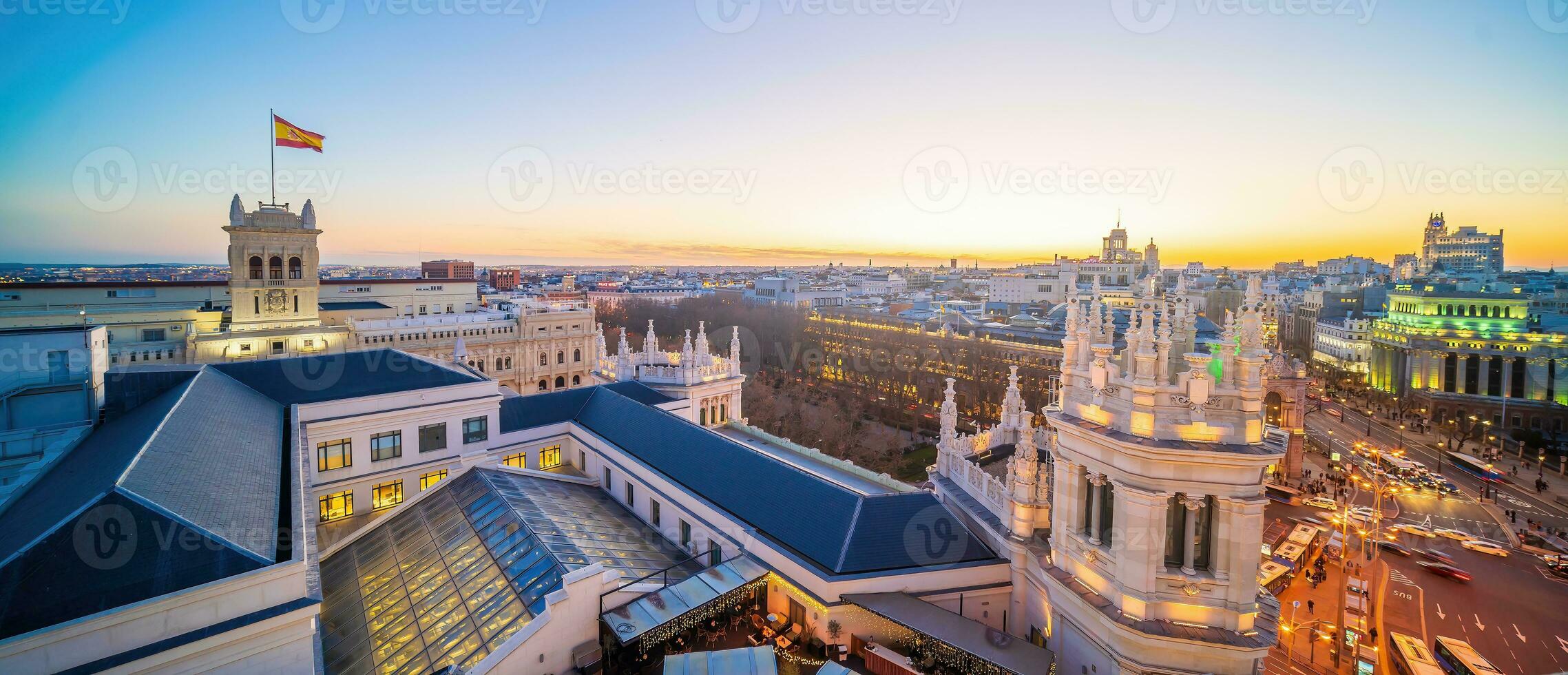 da espanha metrópole às pôr do sol, mostrando a madri Horizonte foto