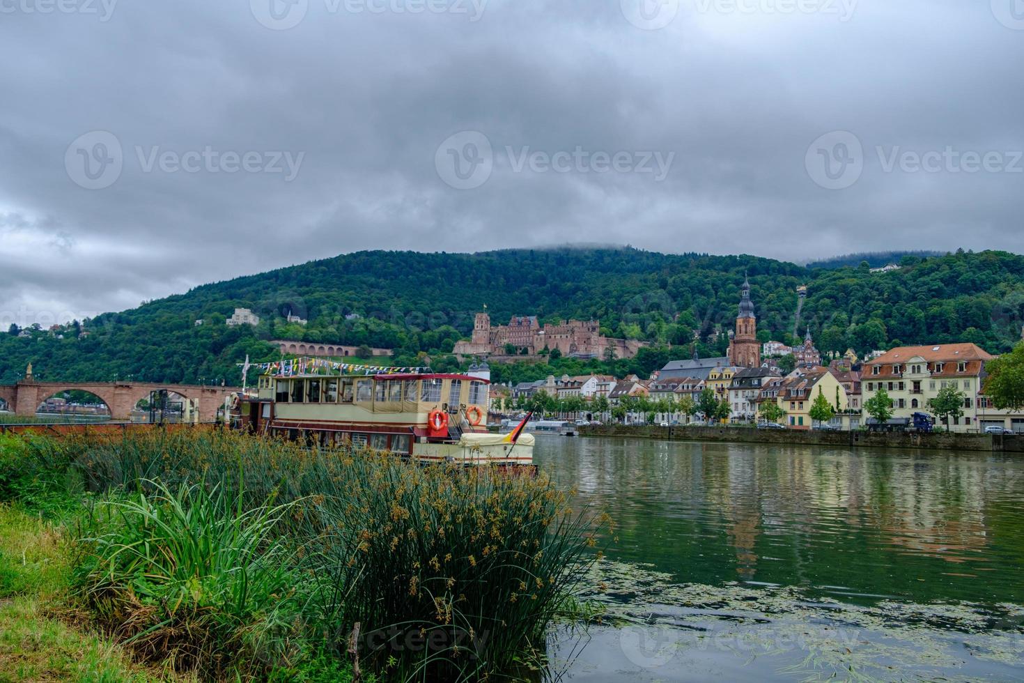vista da bela cidade medieval de heidelberg e do rio neckar, alemanha foto