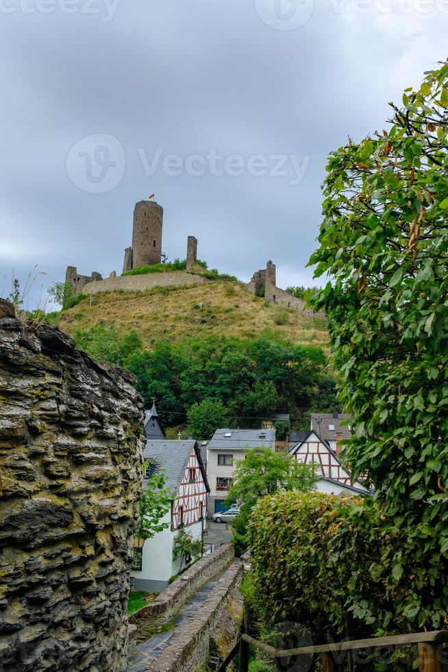 pitoresca vila de monreal com o castelo de Lowenburg ao fundo, região de Eifel, Alemanha foto