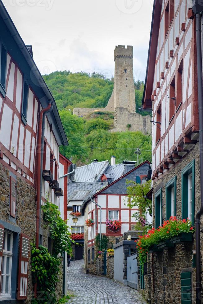 pitoresca vila de monreal com o castelo de Lowenburg ao fundo, região de Eifel, Alemanha foto