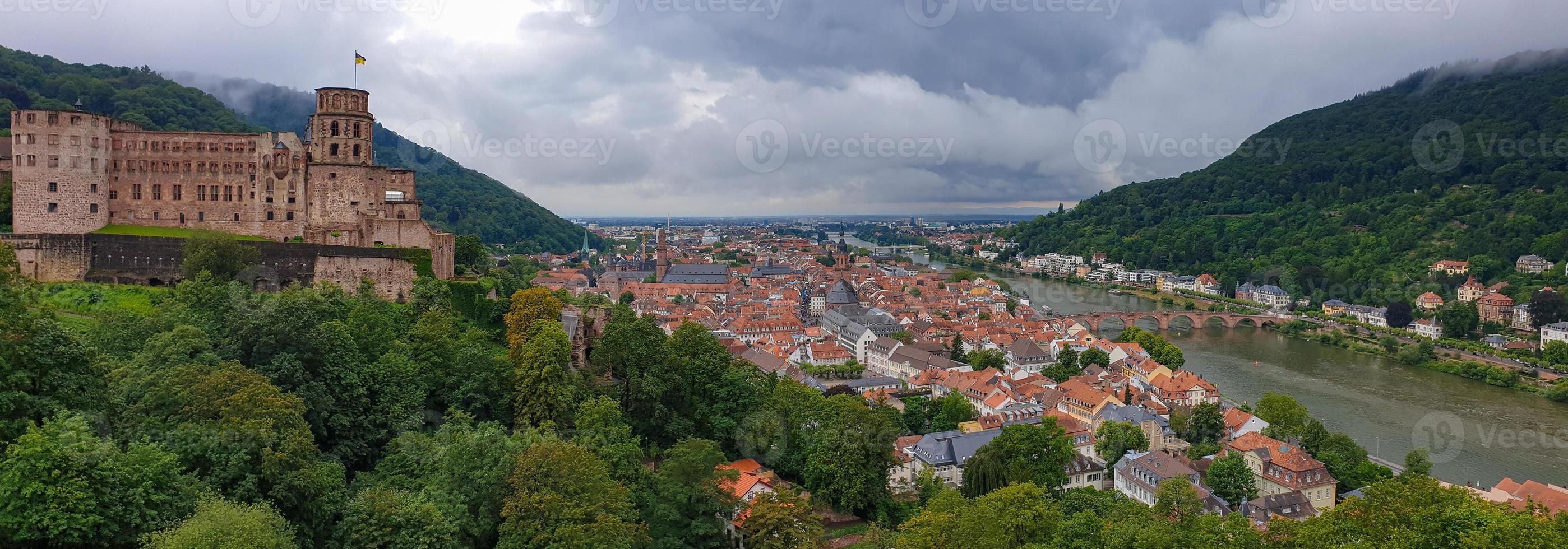 panorama do palácio de heidelberg e da cidade medieval de heidelberg, alemanha foto