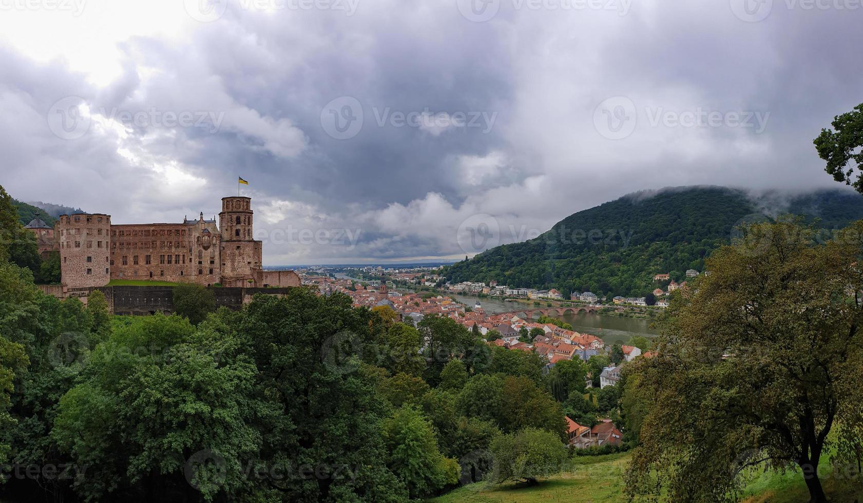 panorama do palácio de heidelberg e da cidade medieval de heidelberg, alemanha foto