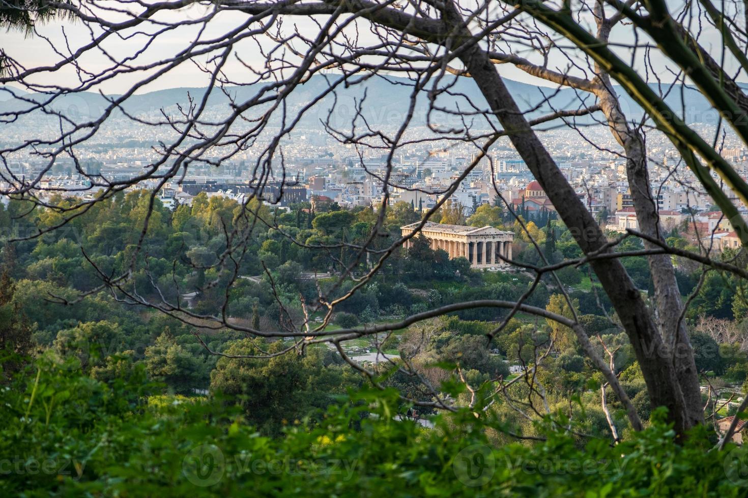 paisagem urbana de Atenas com o templo de Hefesto à distância foto