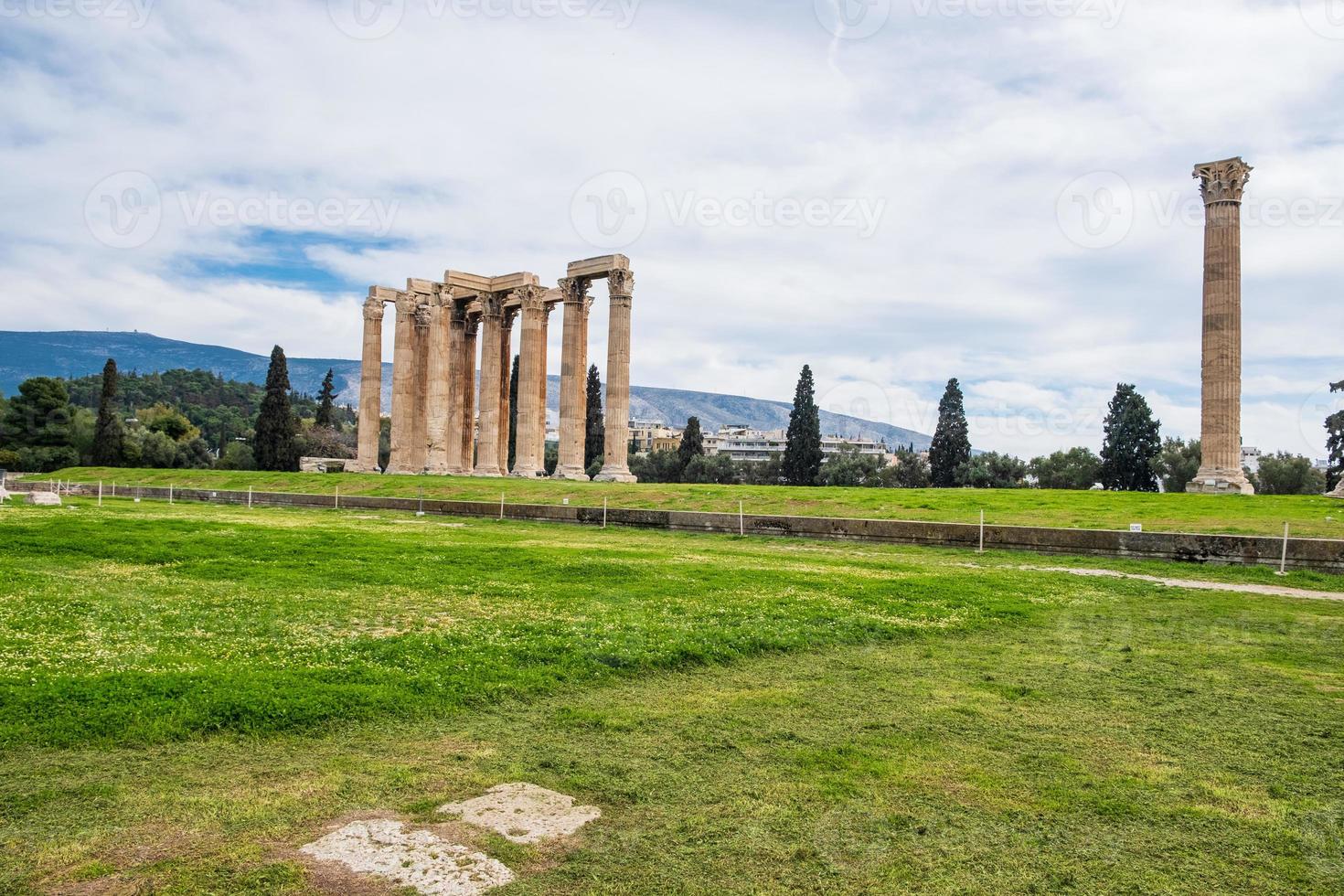 ruínas do antigo templo de Zeus Olímpico em Atenas foto