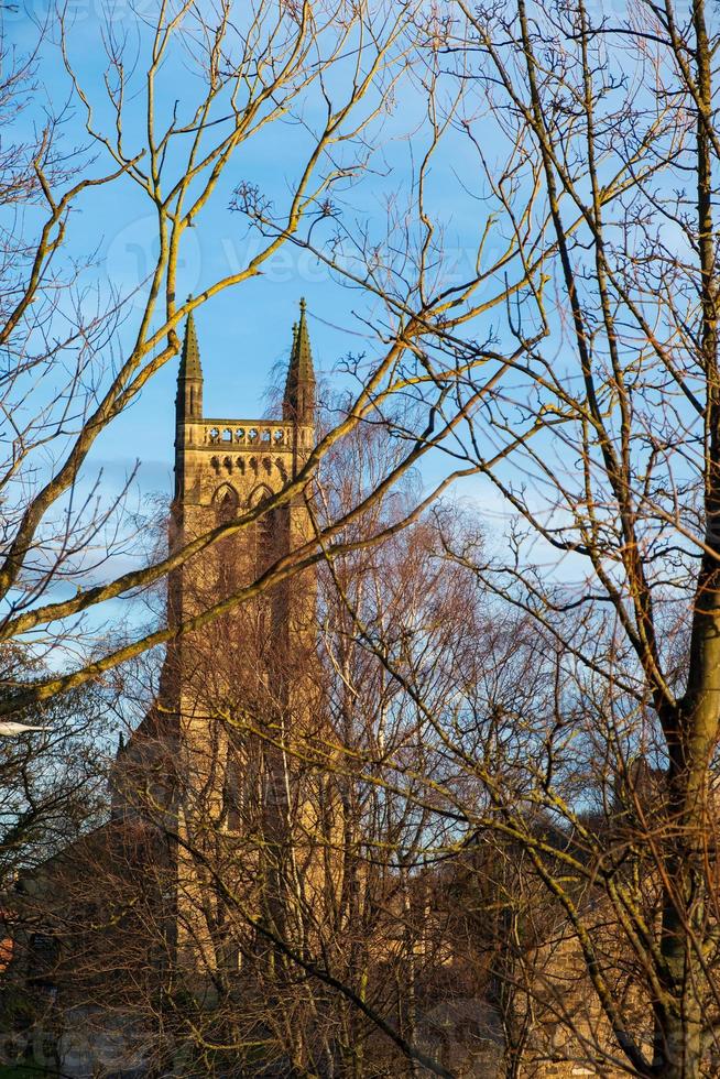 Catedral de Durham atrás de galhos de árvores lindamente banhada pela luz da tarde foto