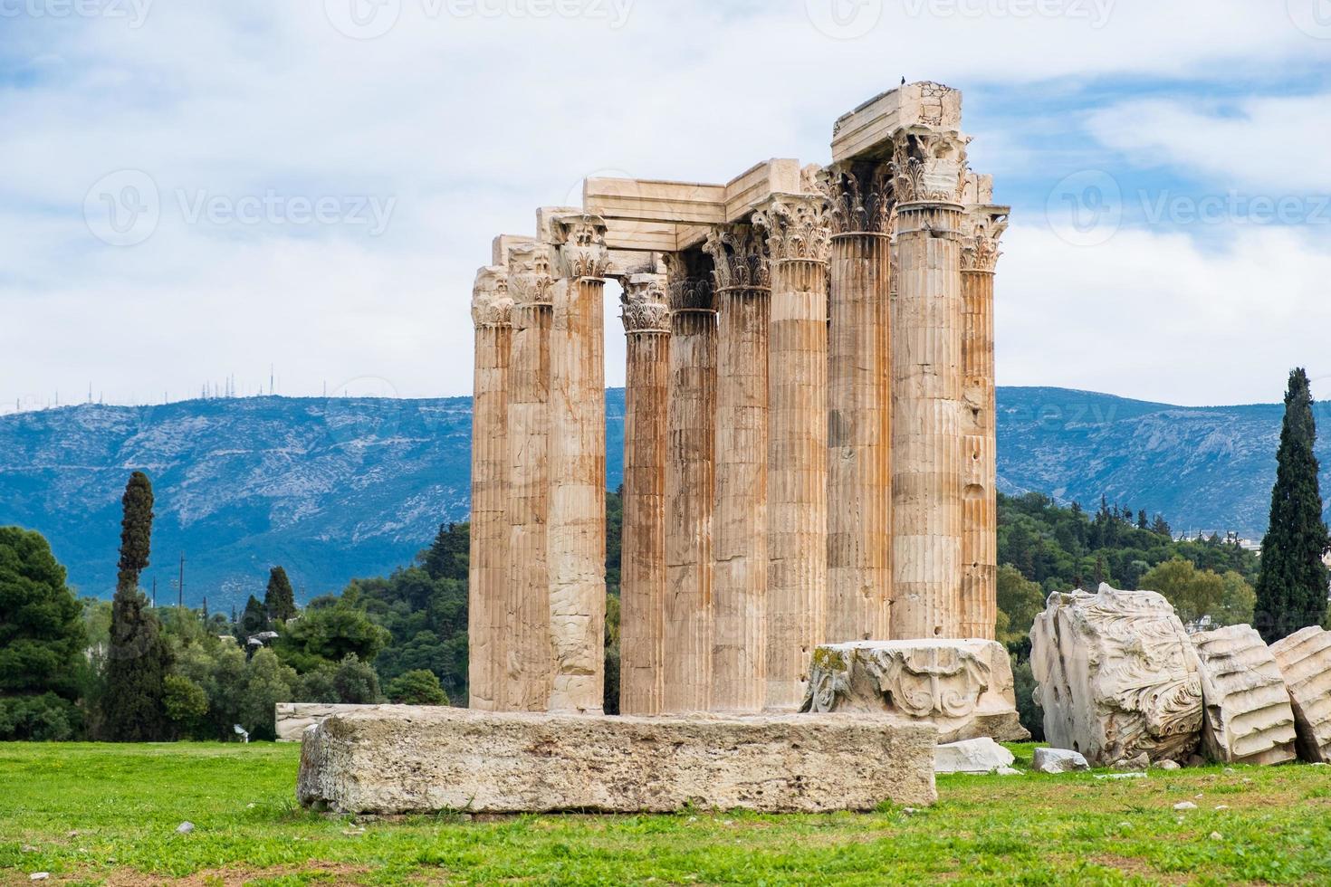 ruínas do antigo templo de Zeus Olímpico em Atenas foto