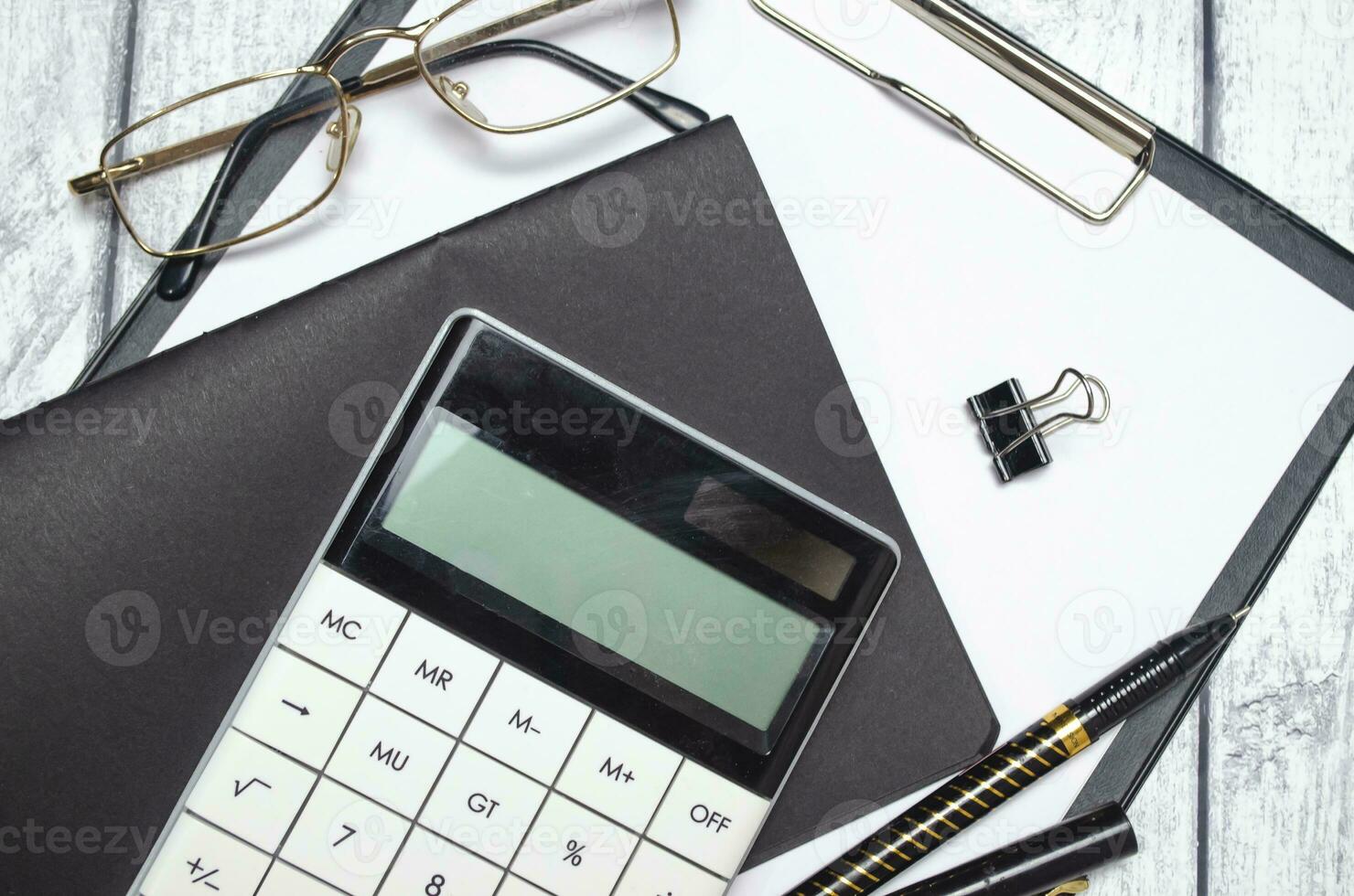financeiro gráficos, gráficos, caneta com volta óculos e calculadora. foto