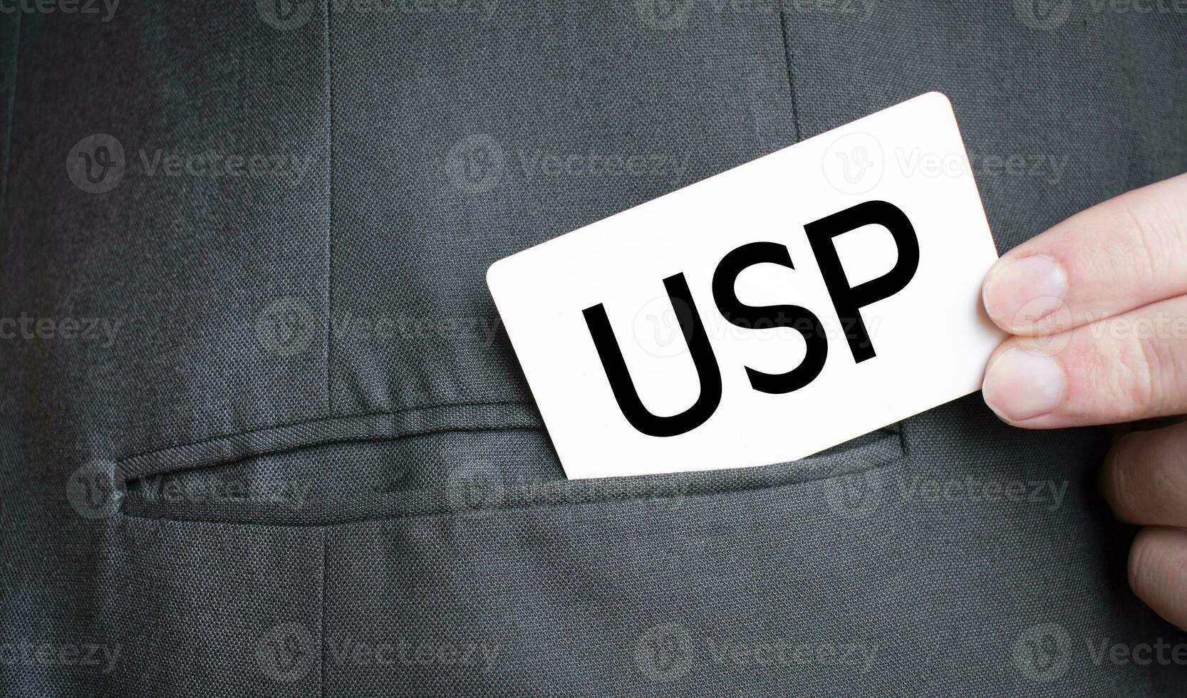 cartão com usp texto dentro bolso do homem de negocios terno. investimento e decisões o negócio conceito. foto