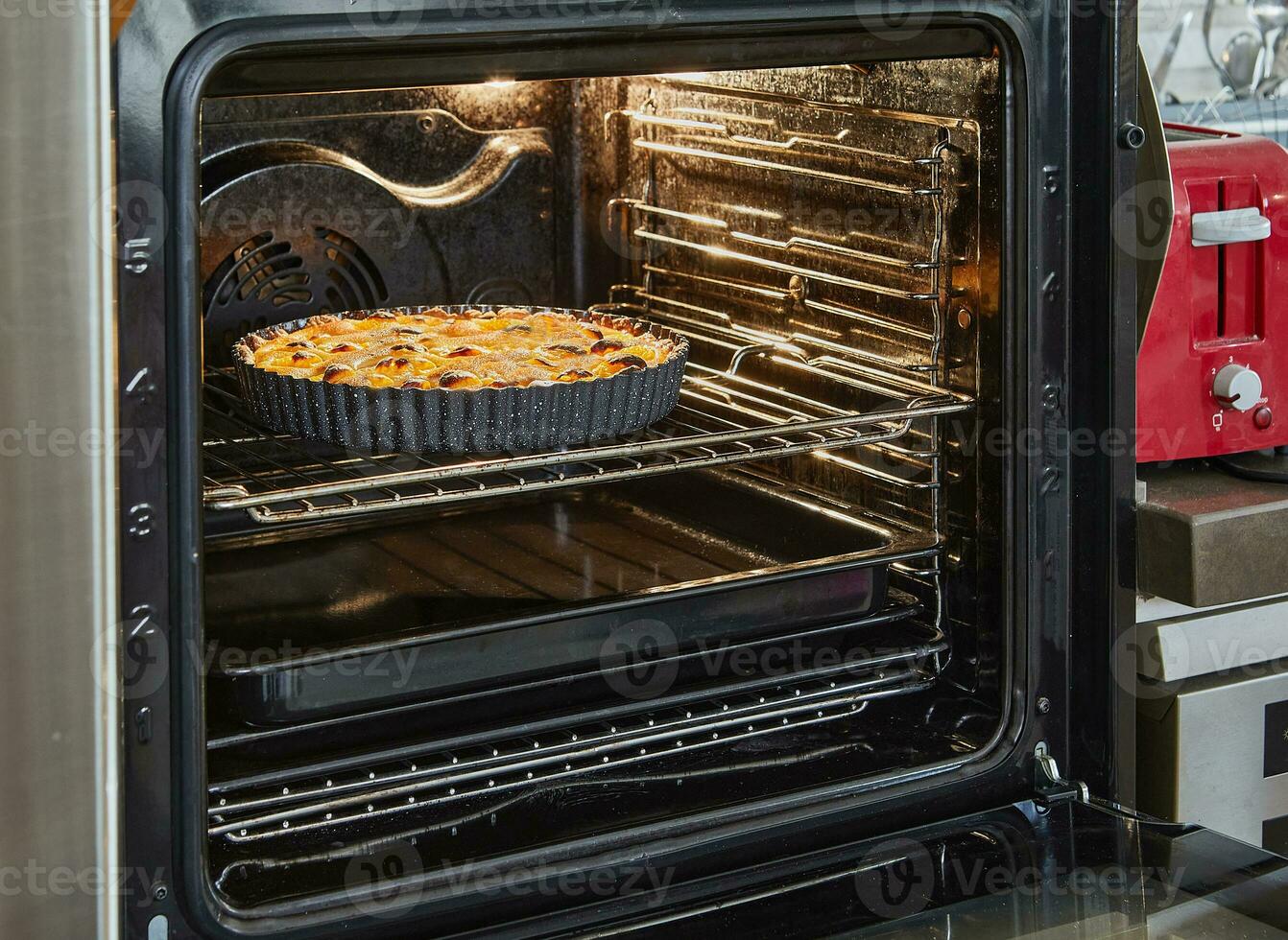 Damasco torta cozido dentro a elétrico forno. francês gourmet cozinha foto