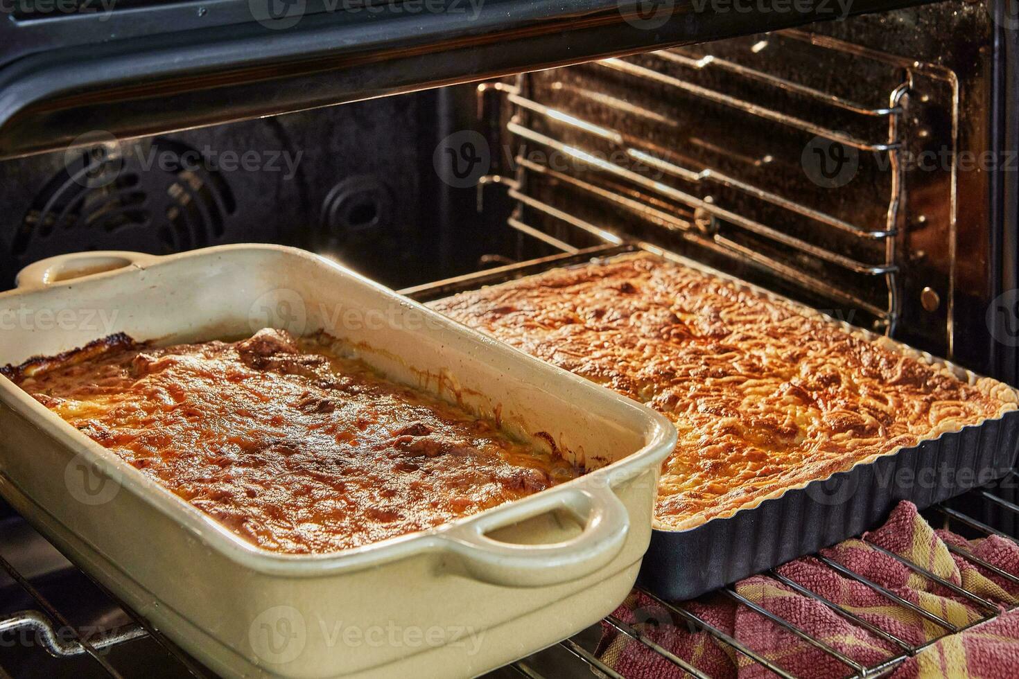 dois recentemente cozido tortas resfriamento dentro a forno, caseiro delícias foto