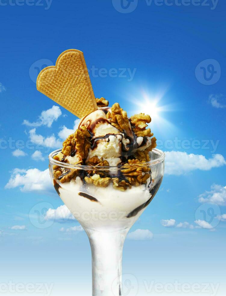 delicioso sorvete com chocolate. conceito de comida saudável de verão. foto