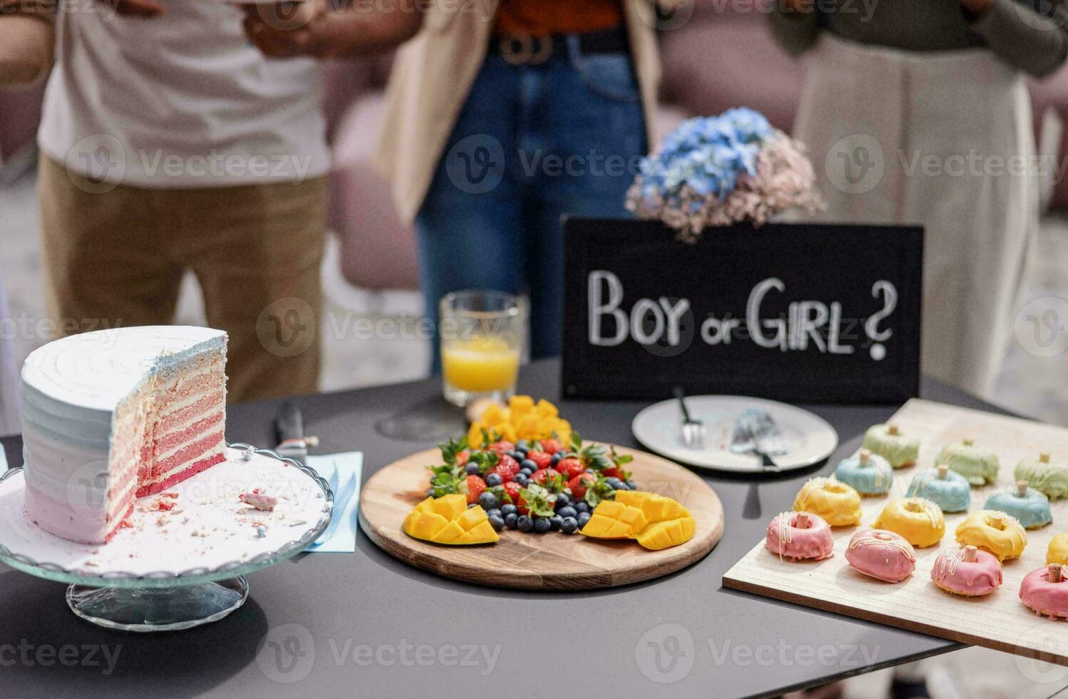 gênero igualdade conceito. masculino e fêmea símbolo em a balanças com Saldo em azul fundo. menina ou Garoto mínimo estilo, 3d renderizar. foto