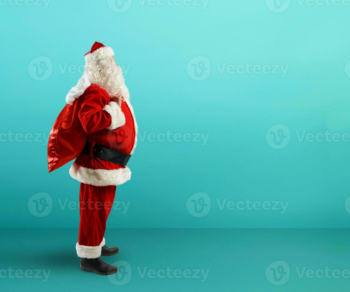 santa claus pronto para entregar apresenta para Natal foto