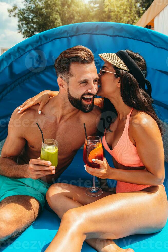 feliz casal apreciar a verão dentro uma natação piscina foto