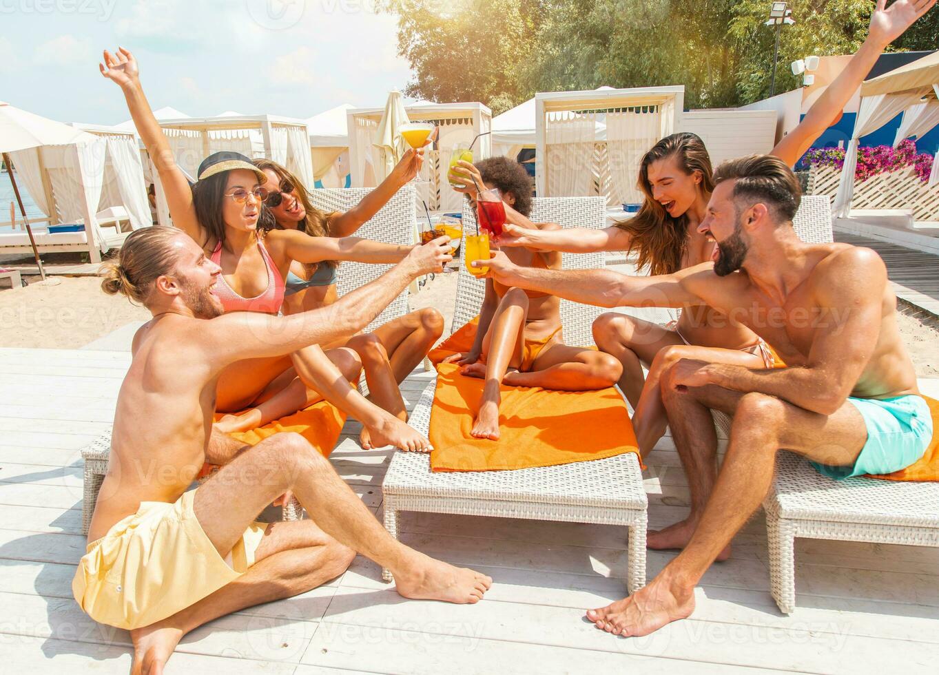 grupo do amigos com roupa de banho beber uma coquetel dentro uma de praia Lugar, colocar foto