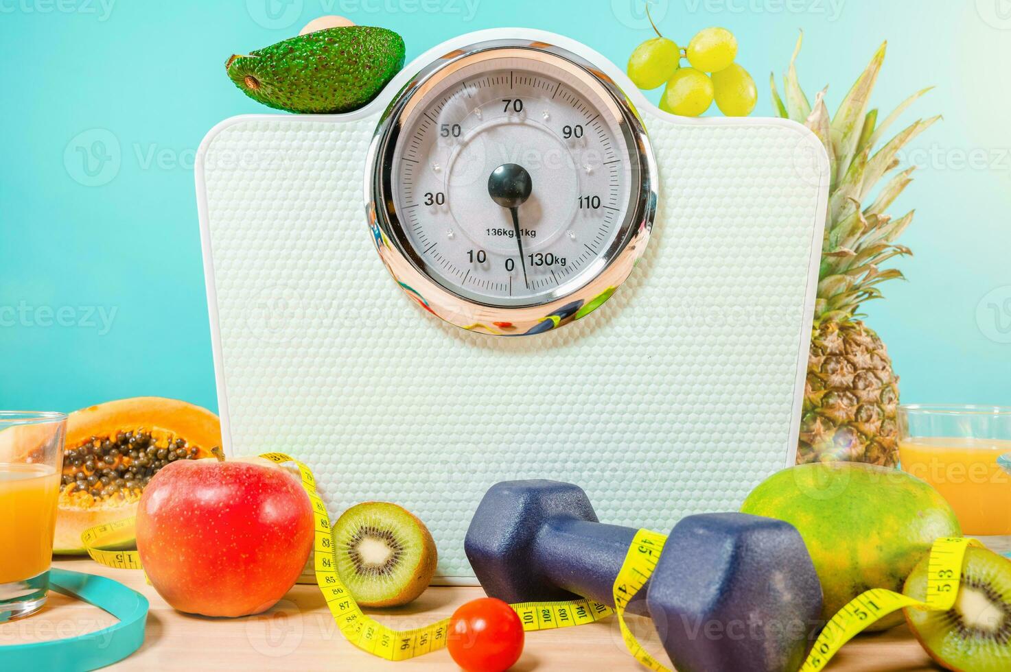 ginástica com haltere e genuíno Comida com fresco fruta foto