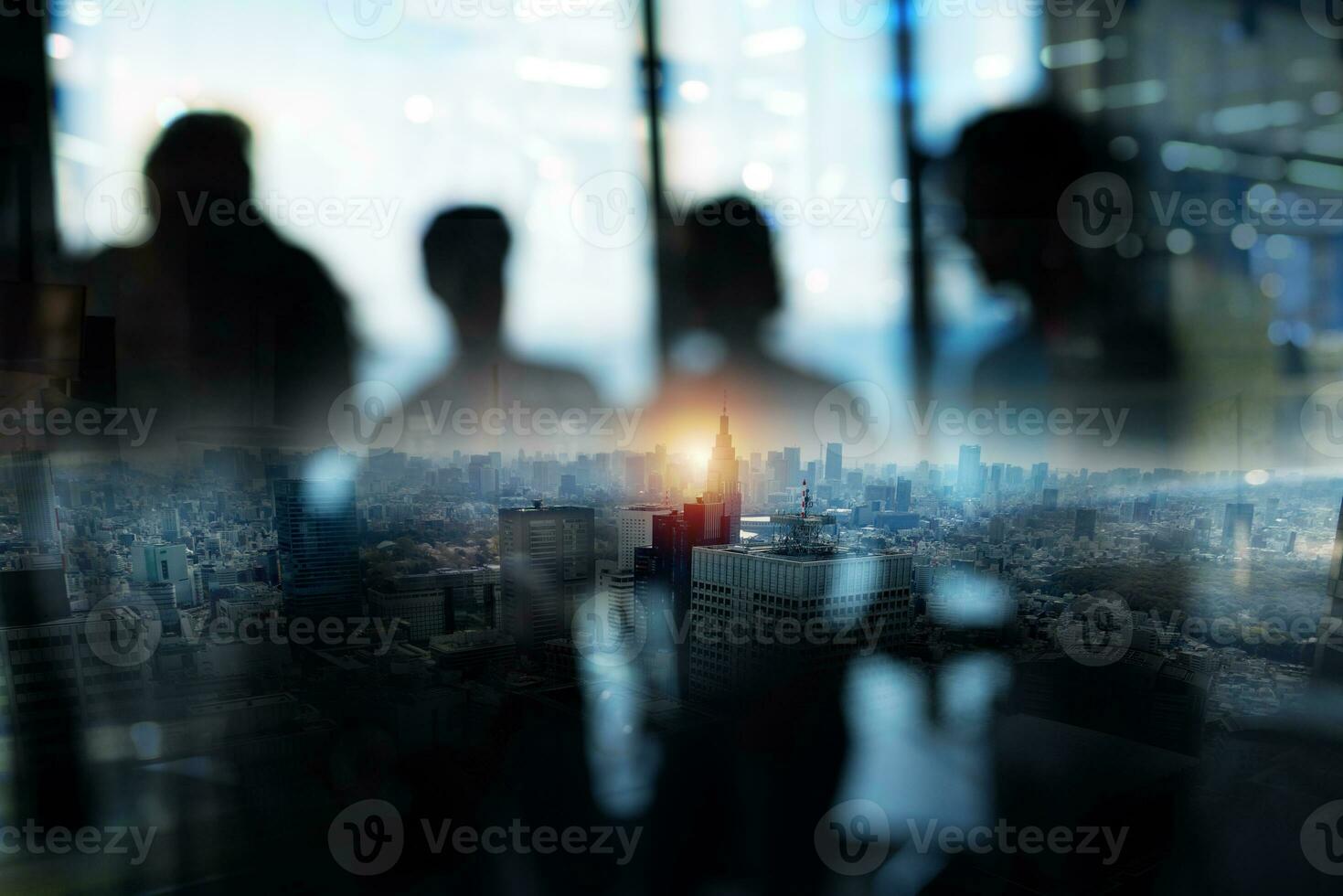 borrado grupo do o negócio pessoas trabalhos juntos dentro escritório foto