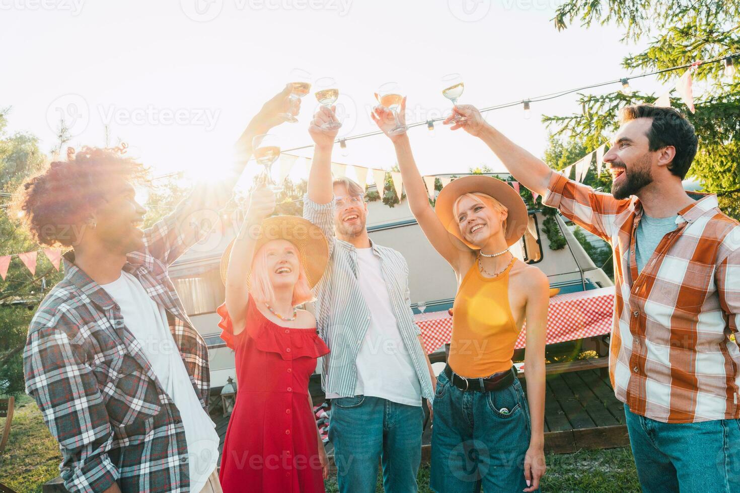 amigos ter uma piquenique com uma campista dentro uma ensolarado dia foto