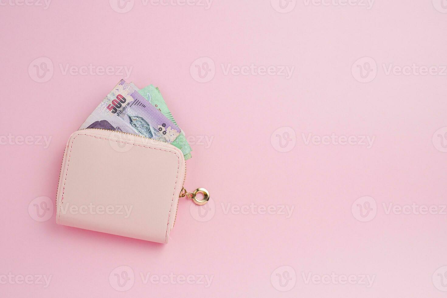 carteira com tailandês moeda nota de banco em Rosa fundo foto