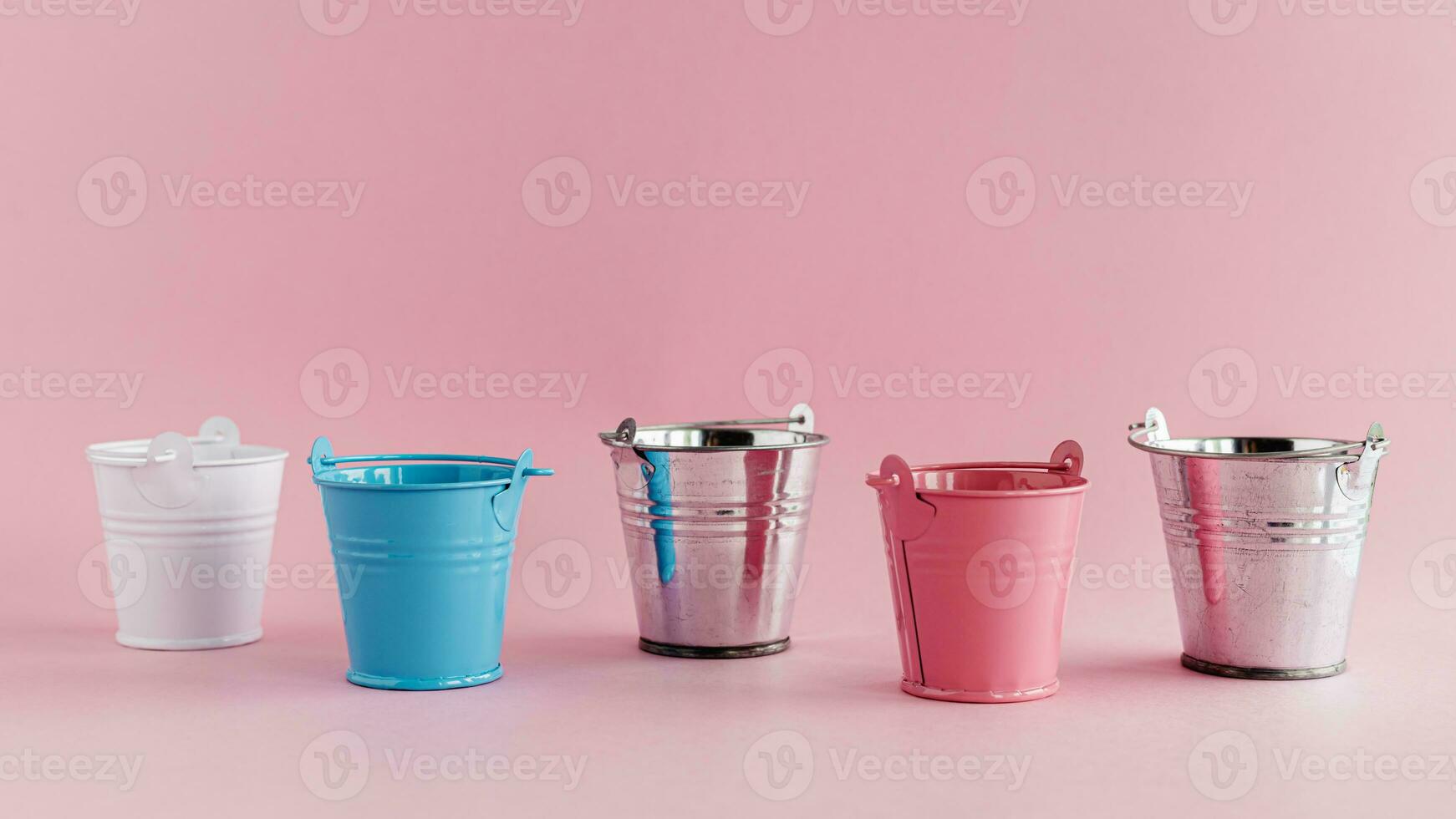 mini colori lata baldes ou baldes em Rosa fundo foto