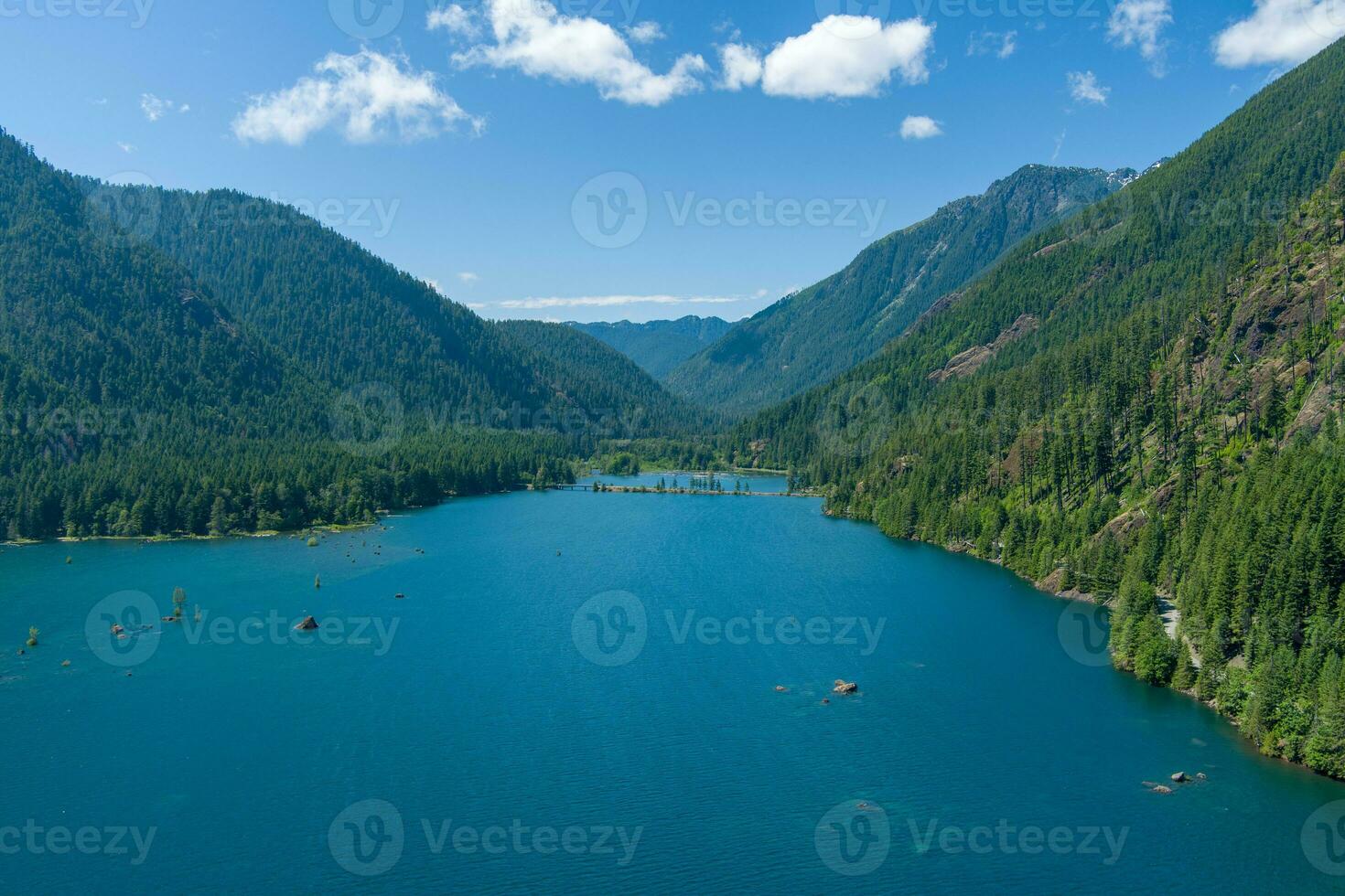 lago almofadinha e a olímpico montanhas do Washington Estado foto