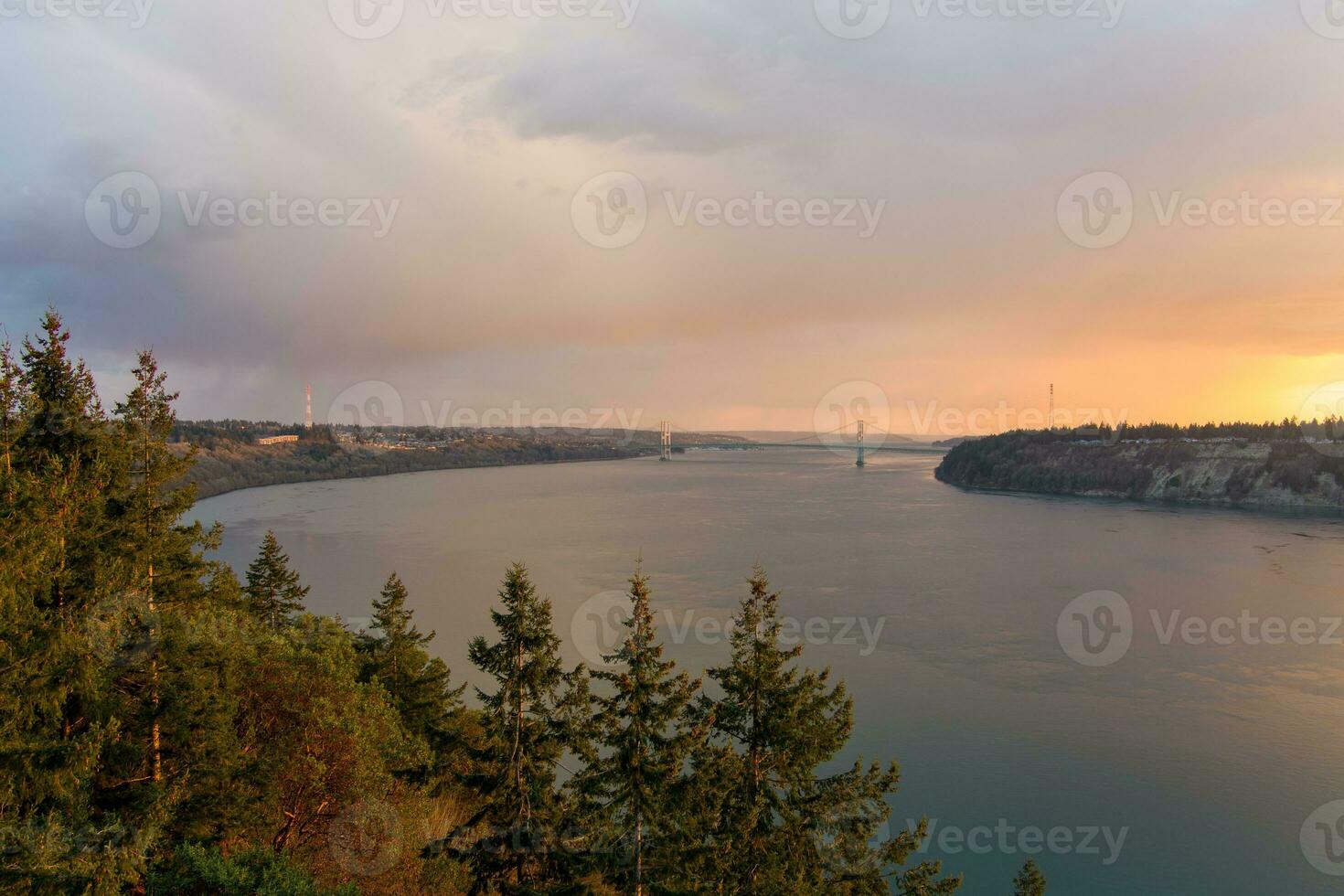 a tacoma estreita às pôr do sol foto