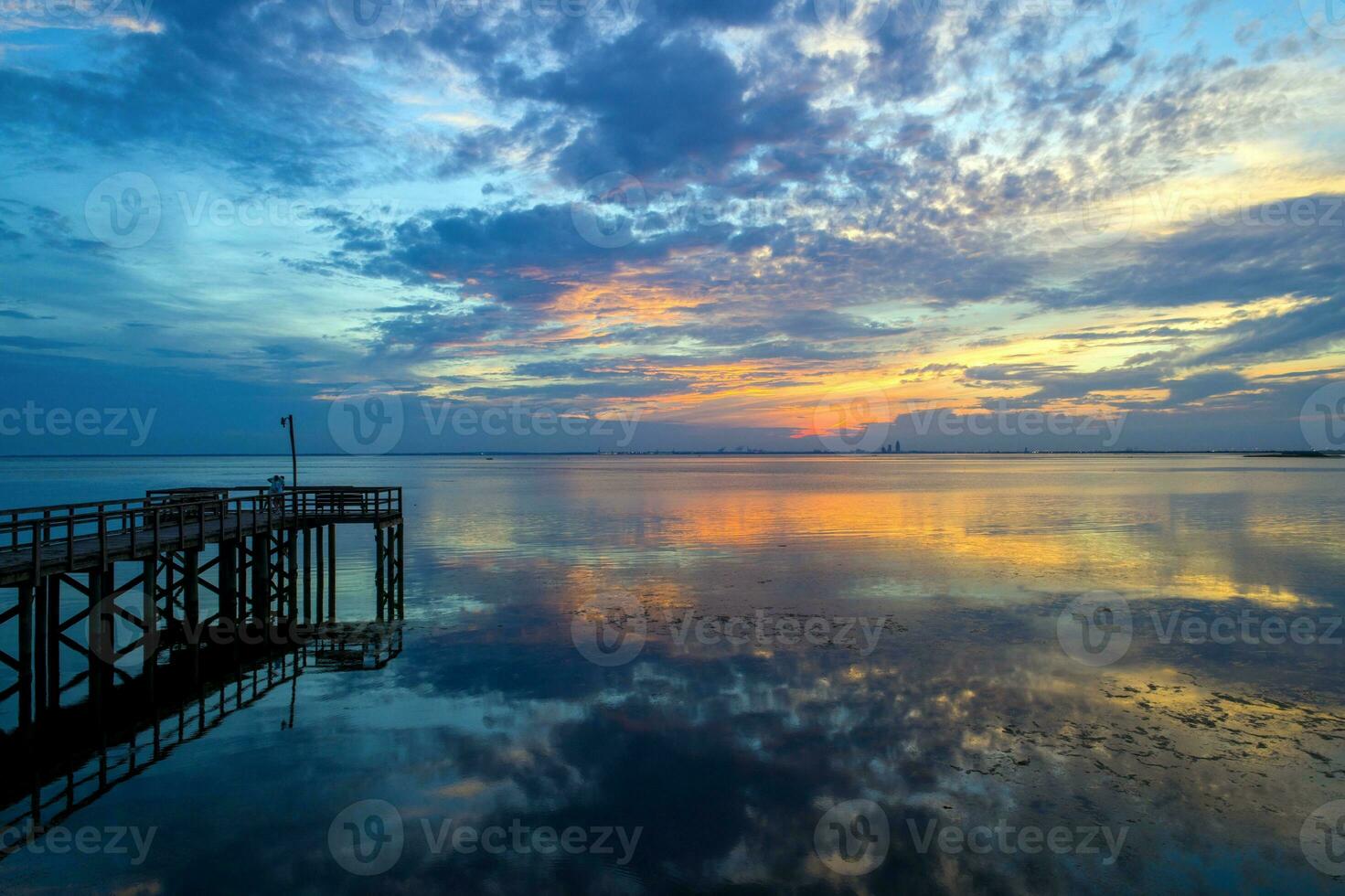 lindo pôr do sol sobre Móvel baía em a Alabama golfo costa foto