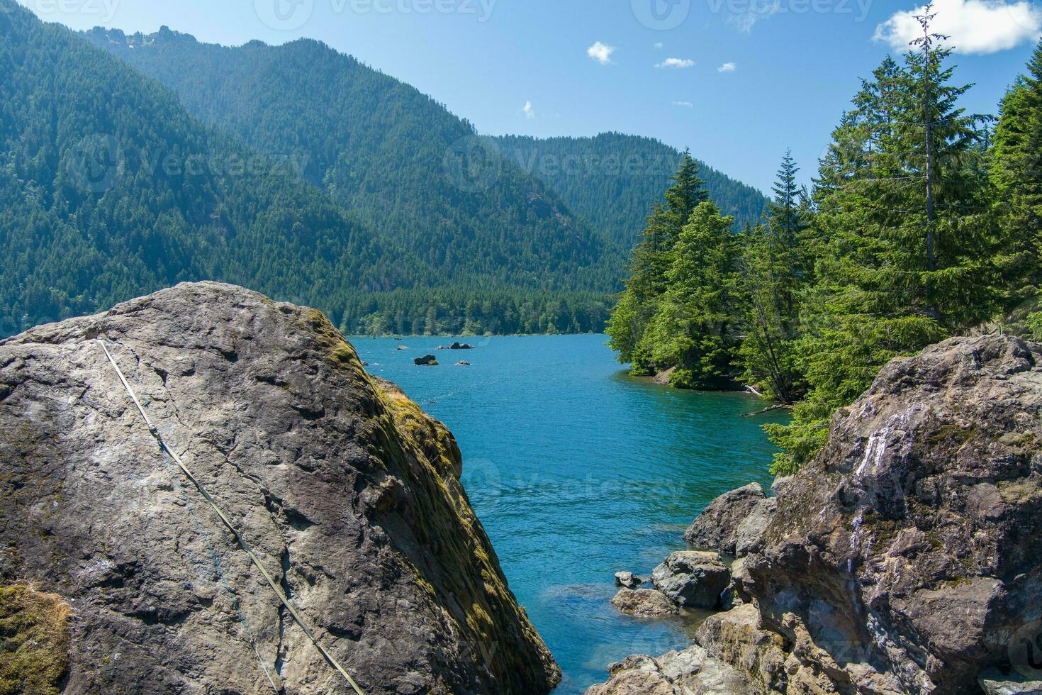 lago almofadinha e a olímpico montanhas do Washington Estado foto