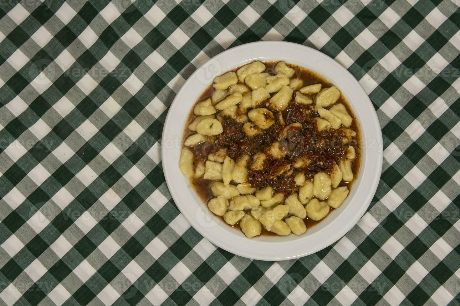 prato do caseiro nhoque com tomate molho foto