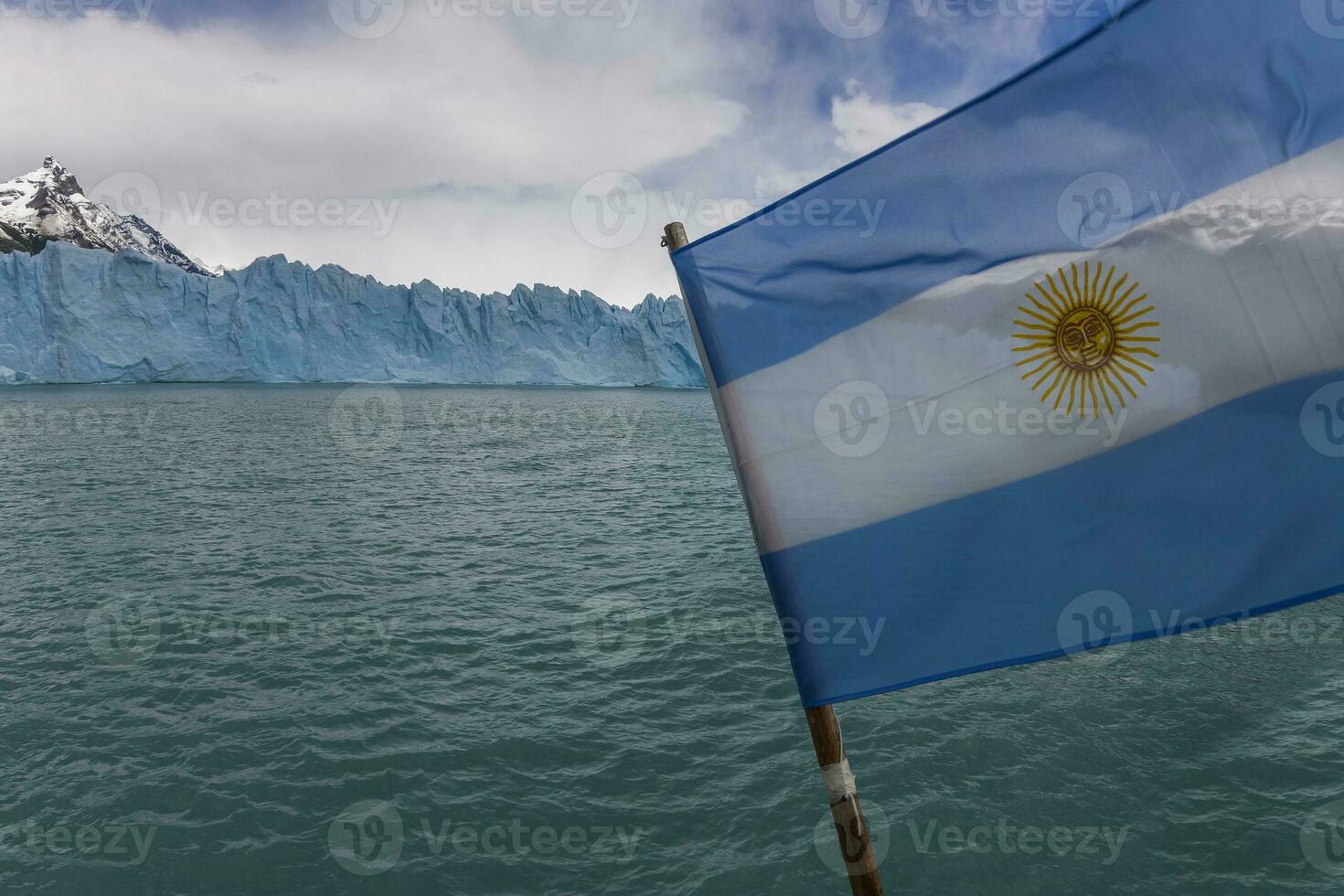 Argentino bandeira dentro Perito moreno geleira, los glaciares nacional parque, santa cruz província, patagônia Argentina. foto
