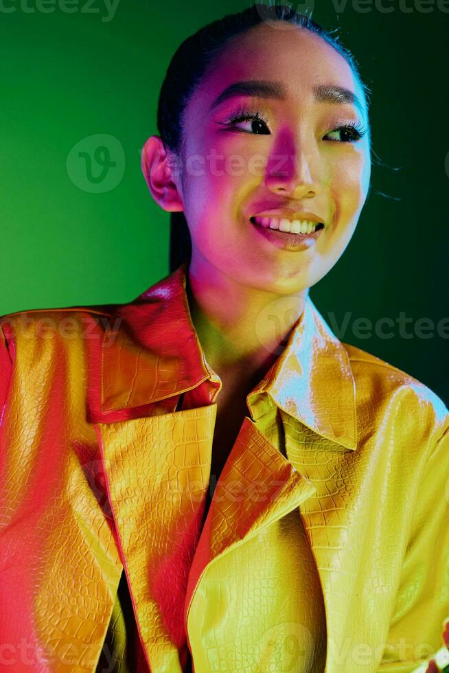 mulher na moda verde moda colorida face ásia amarelo beleza néon luz discoteca foto