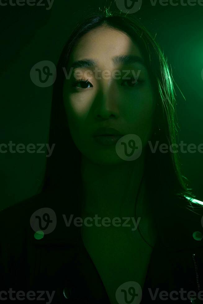 conceito mulher posando colorida elegante face arte verde néon retrato fumaça luz na moda foto