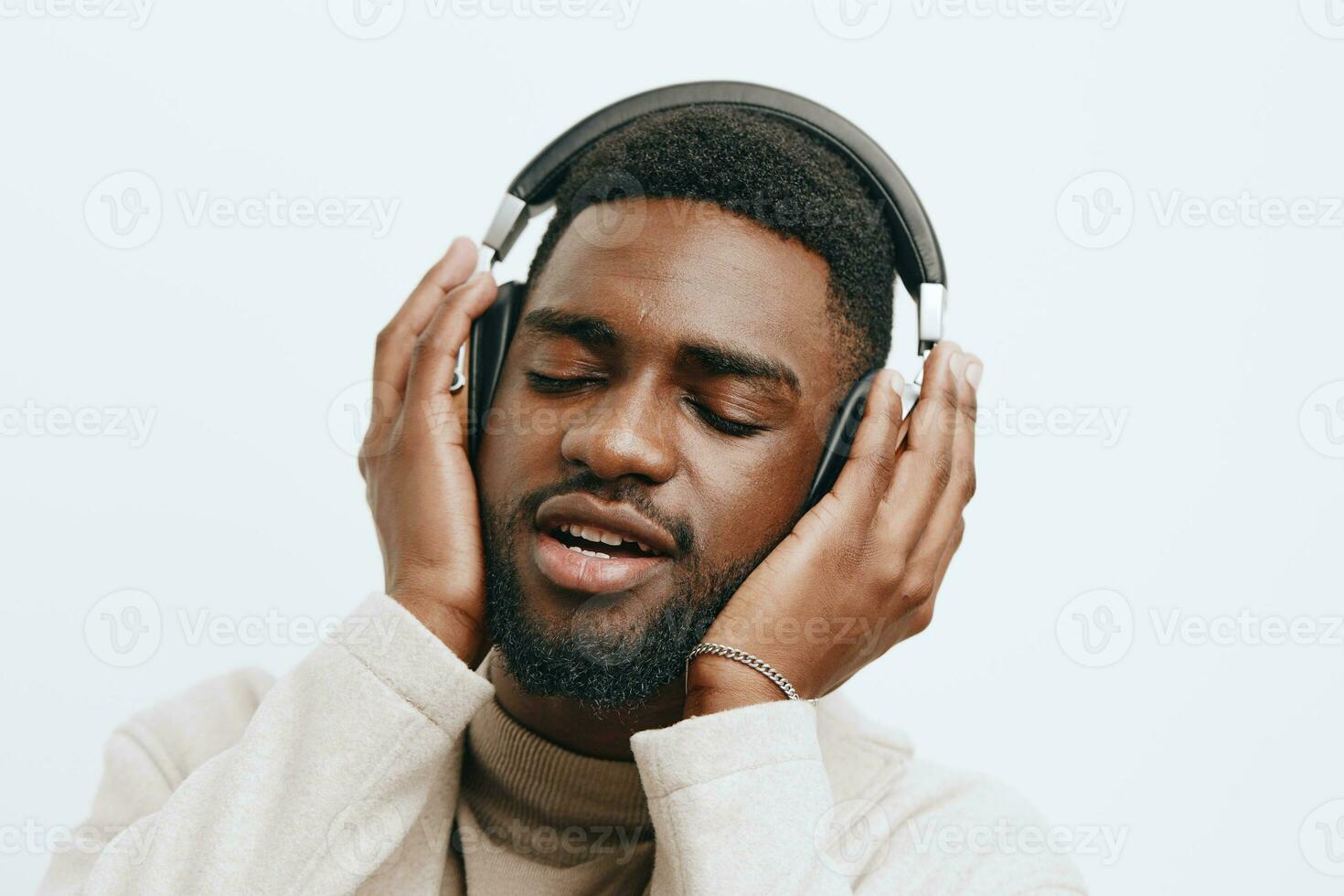 africano homem cara música estúdio moda dj fundo americano estilo fones de ouvido retrato Preto foto
