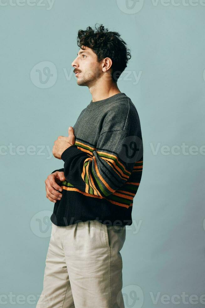 bonito homem alegre moda confiante copyspace na moda face suéter sorrir caucasiano hipster retrato foto
