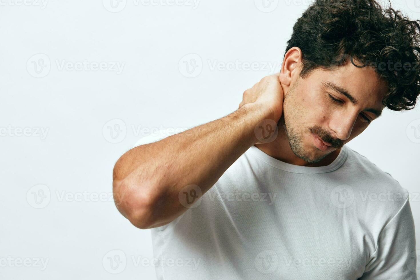 pessoa homem hipster sorrir retrato branco estilo de vida felicidade moda hispânico barba fundo camiseta isolado foto