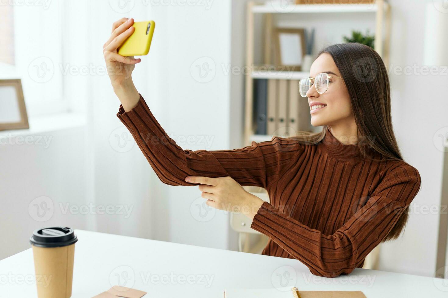 menina telefone jovem blogueiro Educação computador portátil selfie Aprendendo aluna sorrir foto