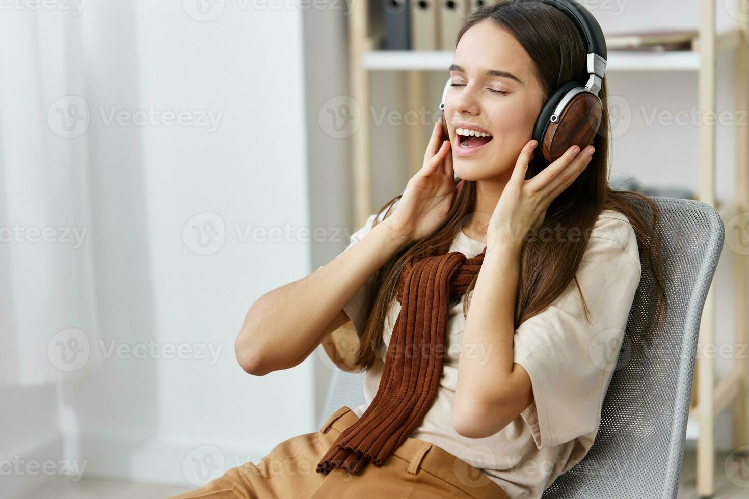 estilo de vida feliz telefone sorrir fones de ouvido meditação música cadeira menina Adolescência foto