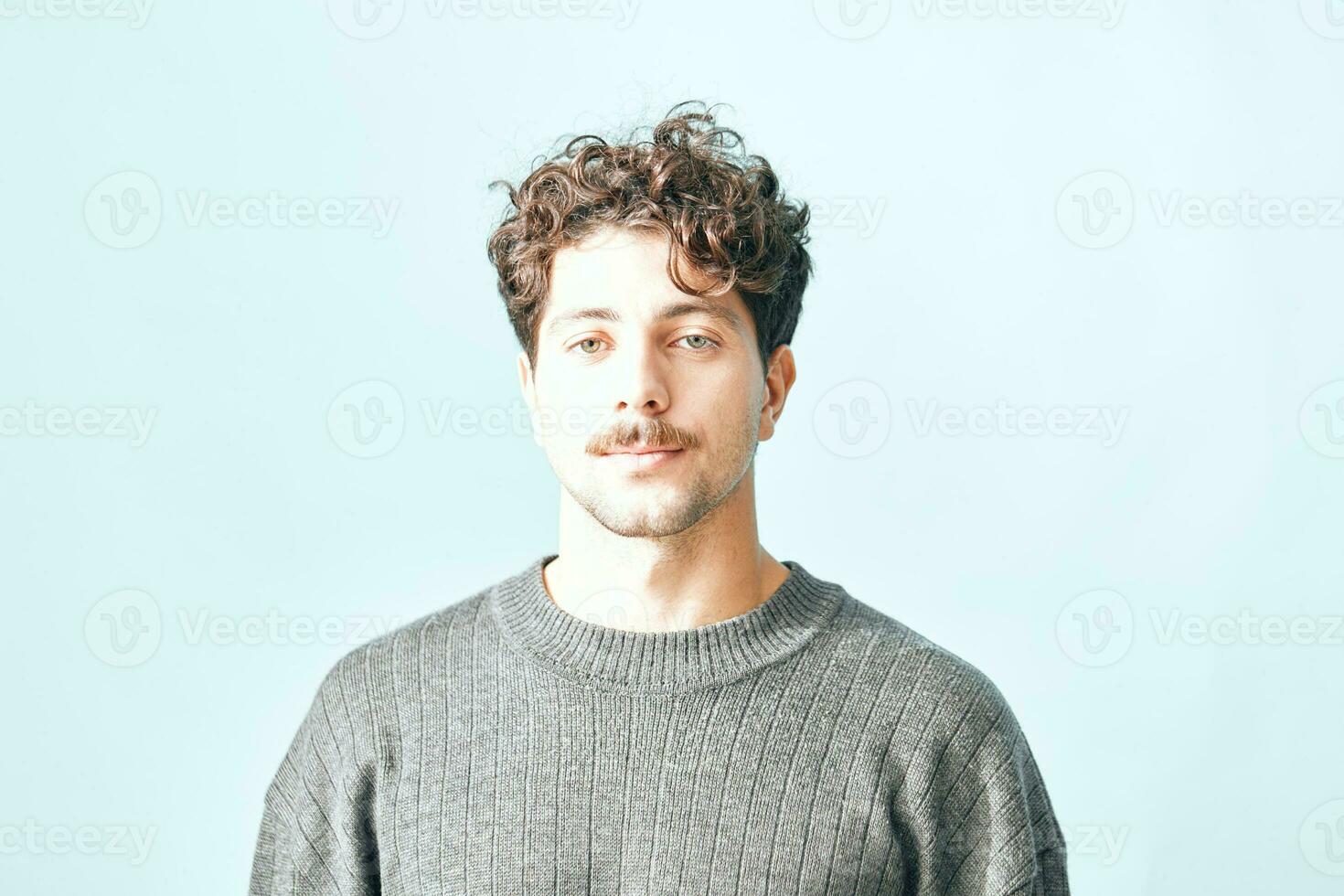 suéter homem face moda retrato bonito sorrir copyspace hipster na moda gesto foto