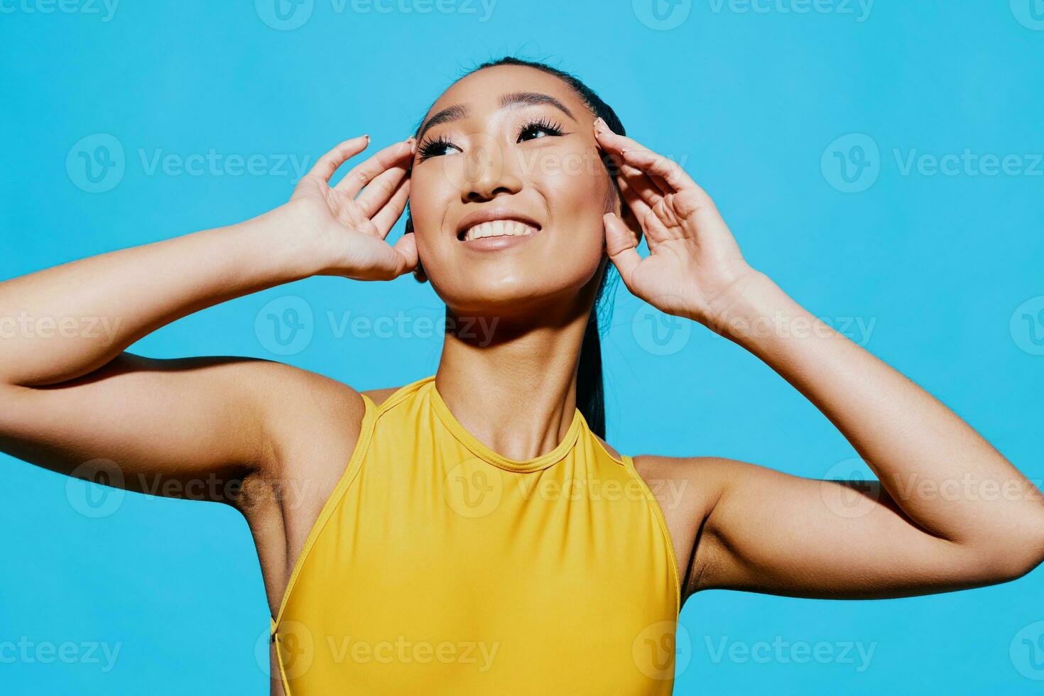 beleza mulher pele na moda retrato azul moda jovem amarelo estilo de vida feliz sorrir surpreso foto