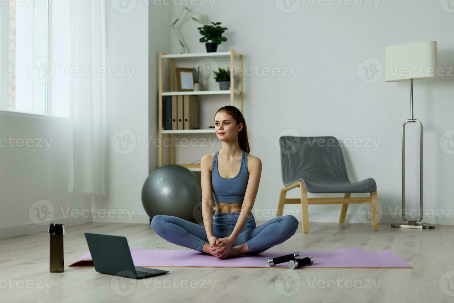 mulher saúde casa lótus computador portátil senhora esteira Treinamento estilo de vida vídeo ioga foto