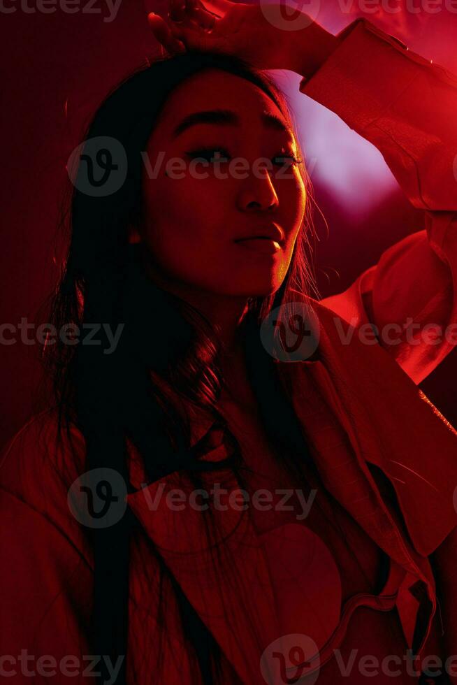 mulher néon conceito na moda retrato vermelho foto