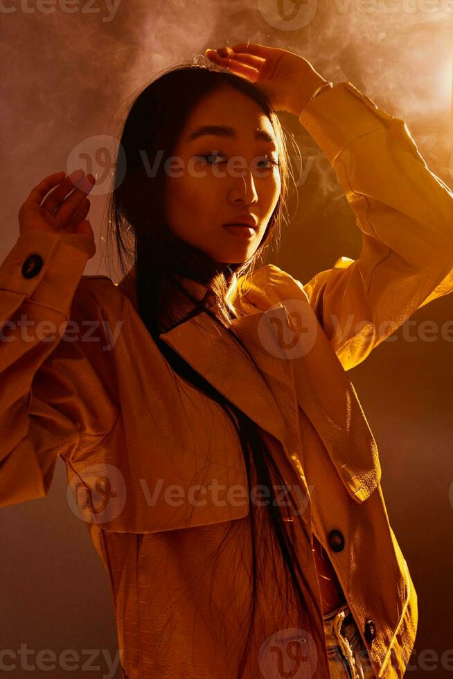 néon mulher luz ásia moda beleza na moda retrato laranja conceito colorida arte brilhante foto
