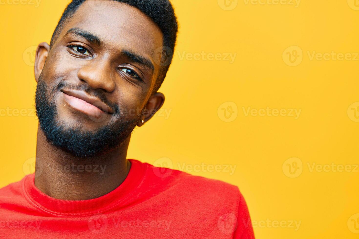 homem americano vermelho cara africano fundo oculos de sol laranja pessoa Preto americano retrato moda foto