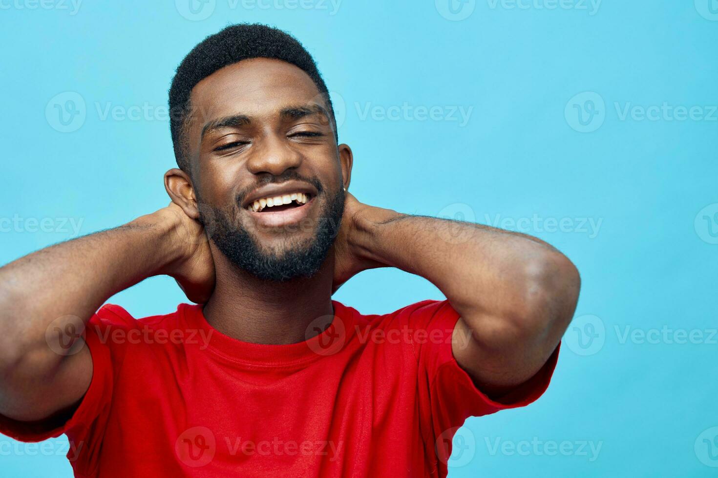 homem vermelho cara atraente azul retrato africano Preto fundo cabeça moda americano americano foto