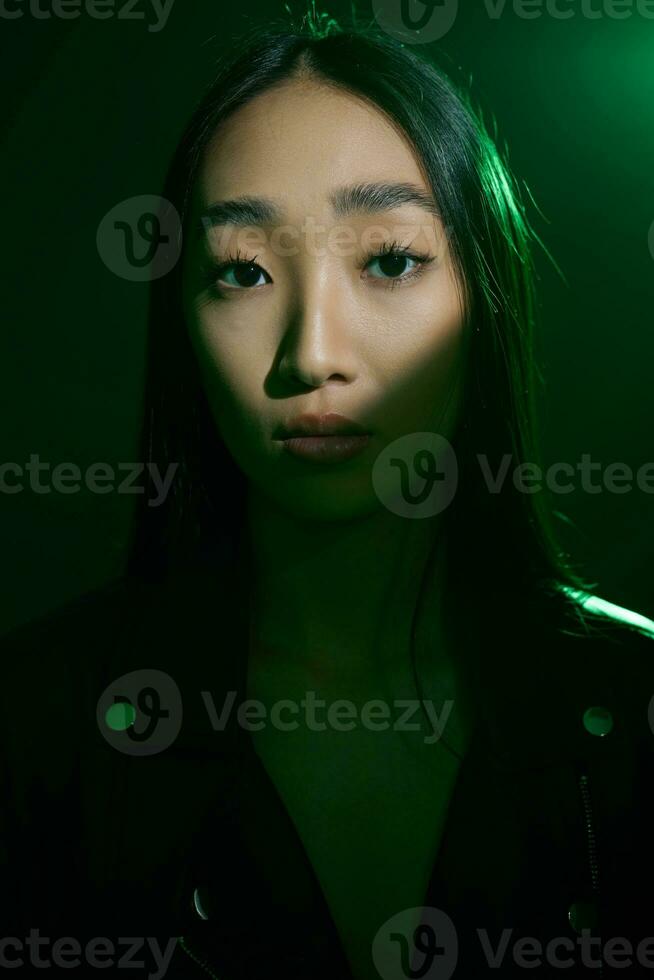 luz mulher arte néon verde fumaça vermelho conceito na moda retrato colorida elegante foto