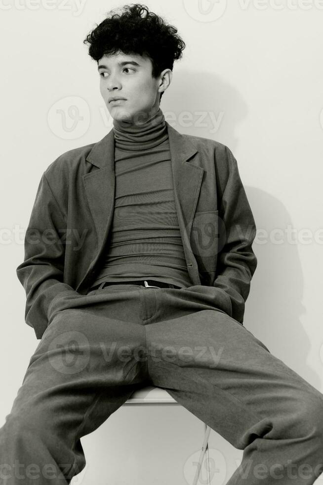 homem bonito pose terno roupas e estilo na moda moda Preto branco Preto estúdio foto