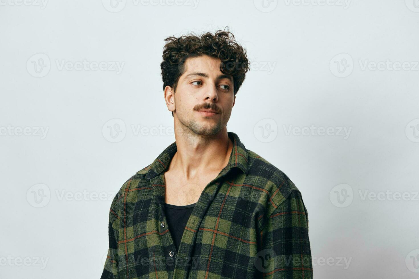 homem moda jovem retrato copyspace camisa hipster bonito sorrir face na moda foto