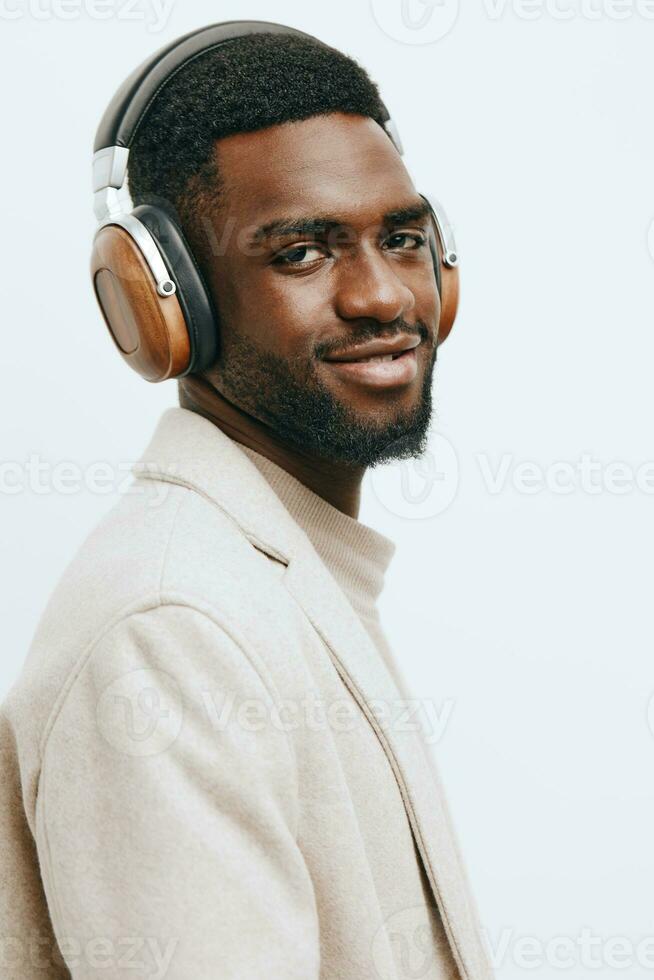 jovem homem Preto dj fones de ouvido cabeça retrato americano cara música africano fundo moda foto