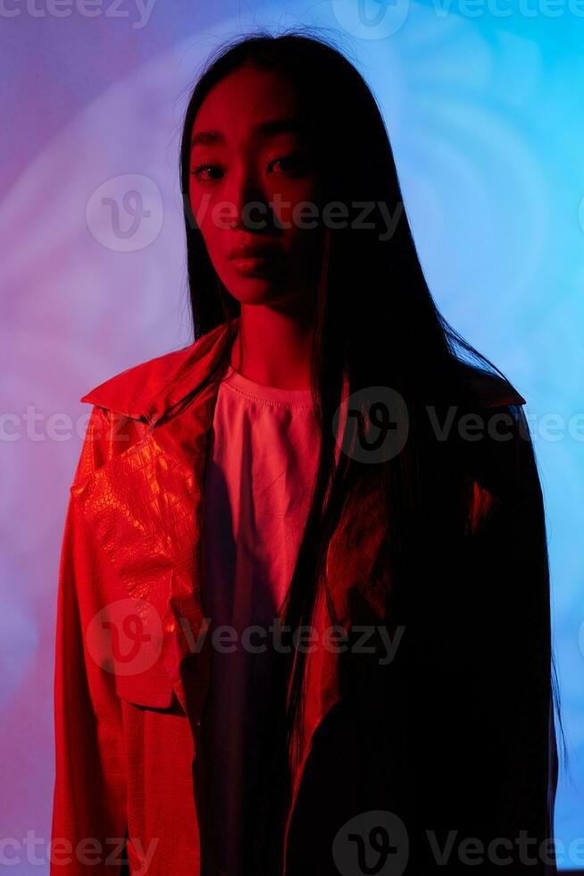 mulher conceito arte néon fumaça luz cabelo roxa colorida face na moda retrato amarelo foto